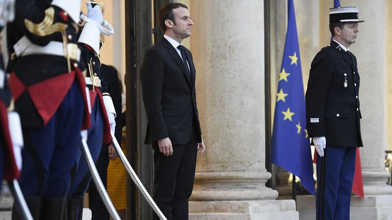 Emmanuel Macron sur le perron de l'Elysée.
