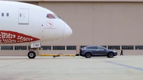 Un Boeing 787-9 Dremliner de 130 tonnes tracté par un Tesla Model X.