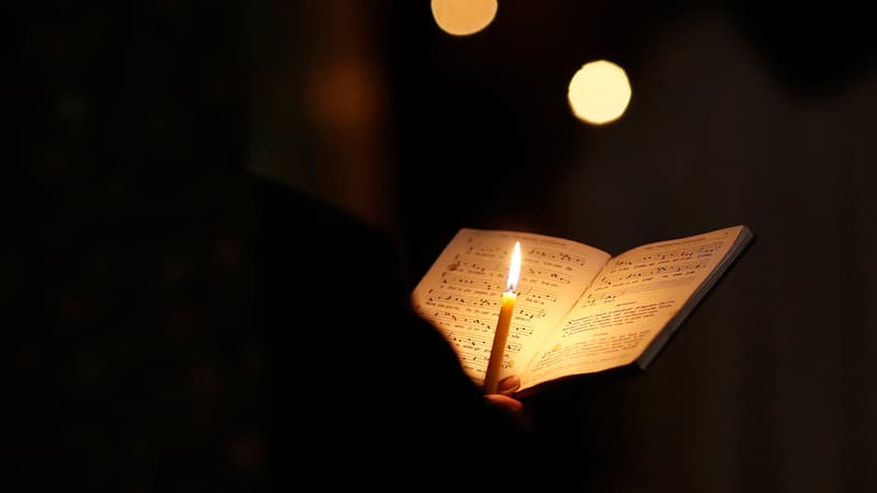 Une bougie dans une église