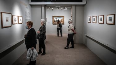 Des visiteurs masqués au musée Jacquemart-André de Paris le 26 mai 2020.