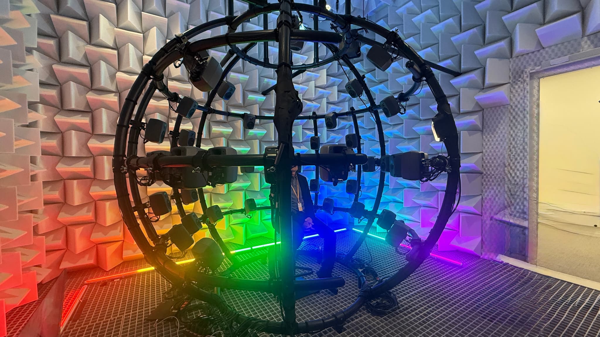 Dans cette chambre, 50 enceintes projettent des environnements sonores différents pour tester l'écoute Dans cette chambre, 50 enceintes projettent des environnements sonores différents pour tester l'écoute