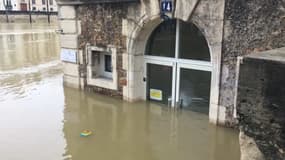 Le restaurant Les Nautes sous l'eau, quai des Célestins à Paris.