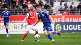 Maxime Le Marchand devance Junya Ito lors de Reims-Strasbourg (0-2), le 23 avril 2023