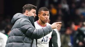 Mauricio Pochettino en discussion avec Kylian Mbappé au PSG, le 20 avril 2022