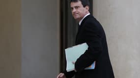 Le ministre de l'Intérieur Manuel Valls. Des groupes d'extrême droite ont annoncé mardi que leur dissolution leur avait été notifiée par le ministère de l'Intérieur, comme l'avait décidé le gouvernement après la mort d'un militant antifasciste début juin