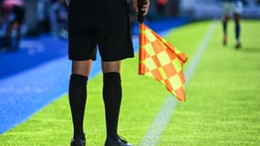 Un arbitre de touche (illustration).