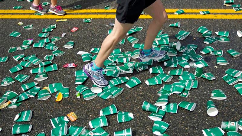 Coureur sur le parcours du 117e marathon de Boston où une explosion a fait plusieurs blessés lundi près de la ligne d'arrivée. /Photo prise le 15 avril 2013/REUTERS/Dominick Reuter