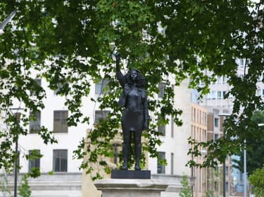 Une statue de l'artiste britannique Marc Quinn représentant une manifestante de Black Lives Matter a remplacé à Bristol en Angleterre le 15 juillet 2020 celle d'un ancien marchand d'esclaves avant d'être retirée le lendemain