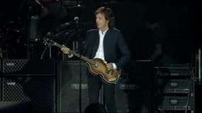 Paul McCartney: un artiste lui offre une oeuvre d'art en forme de guitare