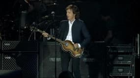 Paul McCartney: un artiste lui offre une oeuvre d'art en forme de guitare