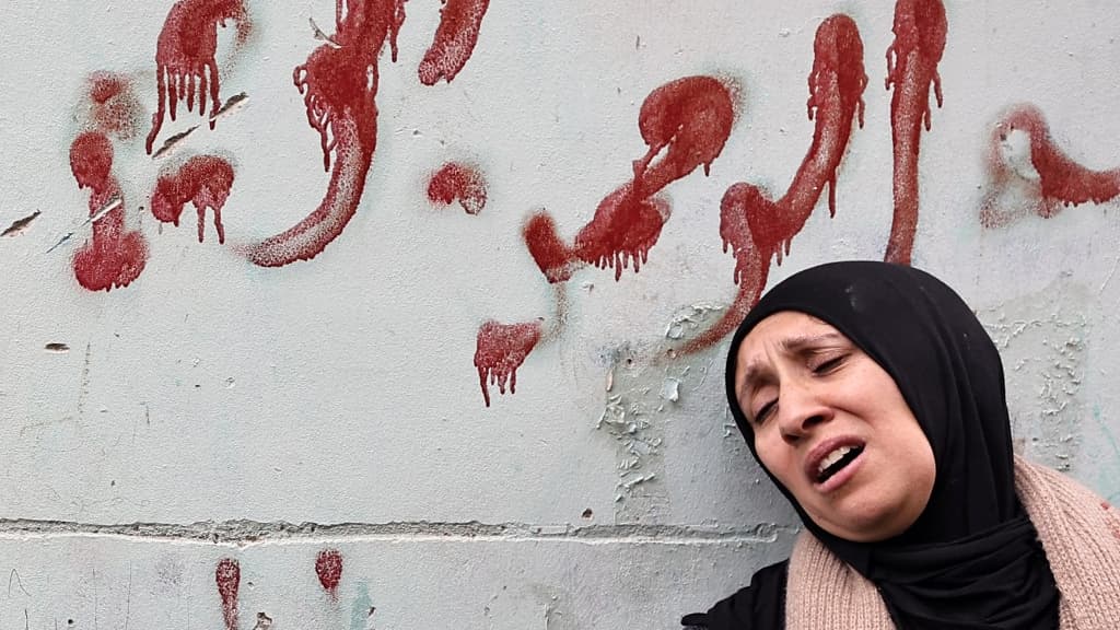 La mère de Bassel et Ayman Ghazawi devant l'hôpital de Jenine, janvier 2024 