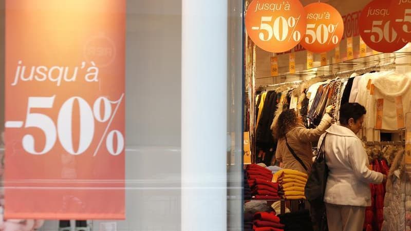 Les prix à la consommation ont baissé de 0,5% en janvier après une hausse de 0,3% le mois précédent, principalement en raison du recul des prix de produits manufacturés avec les soldes d'hiver. /Photo prise le 9 janvier 2013/REUTERS/Christian Hartmann