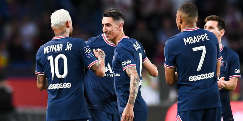 Angel Di Maria salué par Neymar et Mbappé le 21 mai 2022 lors de PSG-Metz