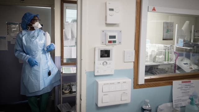 Une infirmière de l'hôpital Lariboisière le 27 avril dernier.
