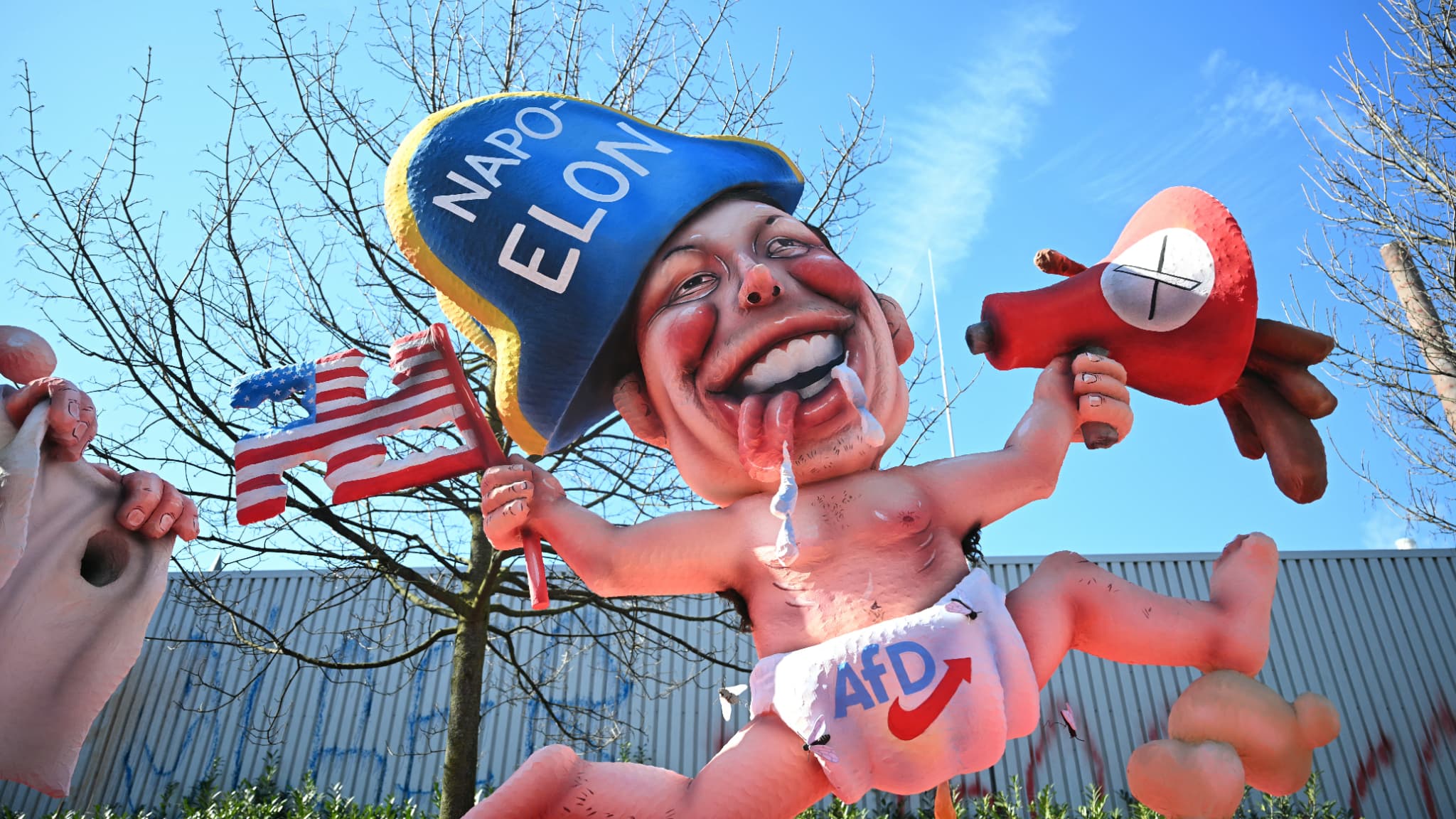 Un char du carnaval de Düsseldorf montrant Elon Musk avec une couche culotte reprenant le logo de l'AfD, le parti d'extrême droite allemand, le 4 mars 2025.