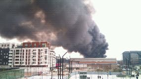 Photo de l'incendie qui s'est déclaré vendredi 22 février, dans un camp de roms à Aubervilliers, en Sein St-Denis.