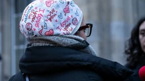 L'infirmière Majdouline, révoquée de la fonction publique pour avoir pour avoir refusé de manière répétée d'ôter son calot chirurgical, s'adresse aux journalistes devant le tribunal administratif de Paris, le 23 décembre 2025