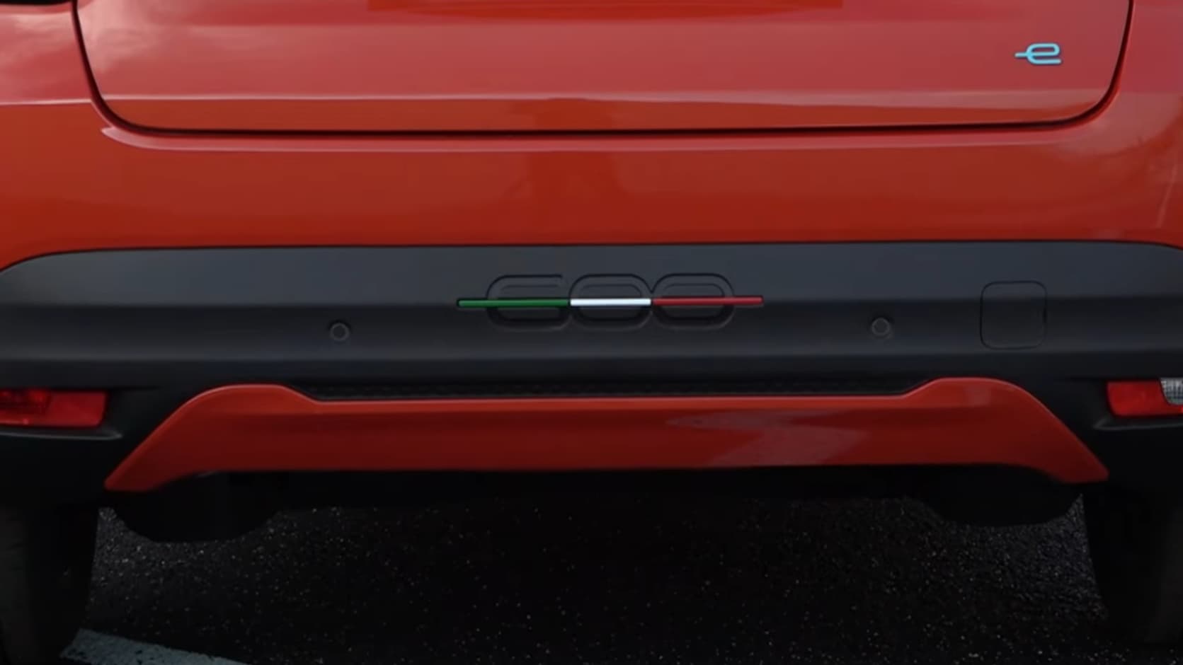 A l'origine, la Fiat 600, produite en Pologne, avait son numéro traversé par un drapeau italien. 