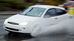 Une voiture sous la pluie (illustration)