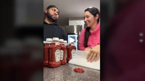 Un couple se met au défi face à du ketchup