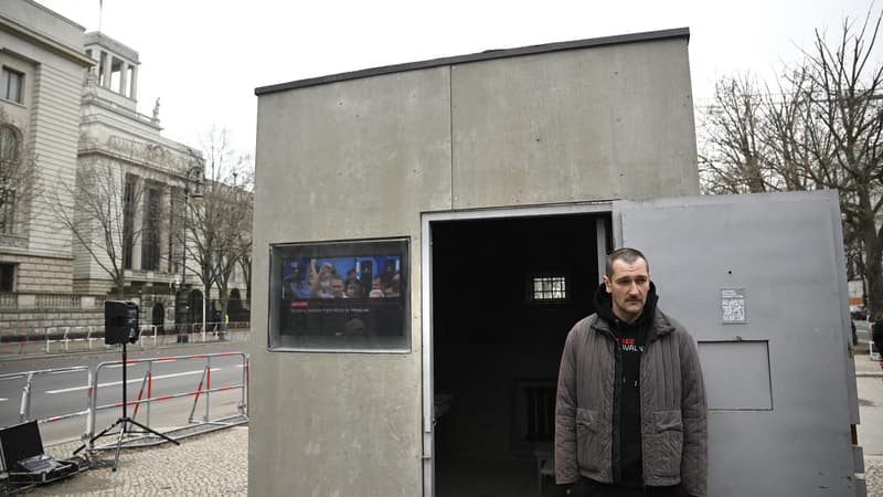 Une réplique de la cellule d'Alexeï Navalny exposée devant l'ambassade russe à Berlin