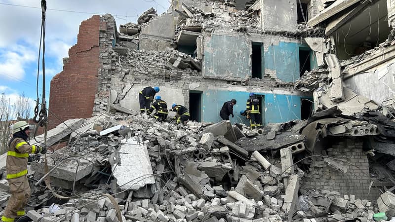 Des services de secours dans des ruines à Sloviansk en Ukraine après une frappe russe le 17 octobre 2023
