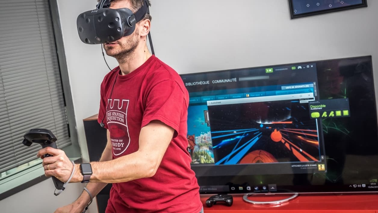 Le HTC Vive en plein action. Le HTC Vive en plein action.