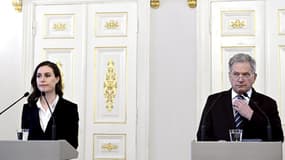 Le président finlandais Sauli Niinistö et la Première ministre finlandaise Sanna Marin à Helsinki, le 24 février 2022