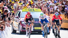 Michal Kwiatkowski, Matteo Vercher et Victor Campenaerts au sprint à la fin de la 18e étape du Tour de France 2024.