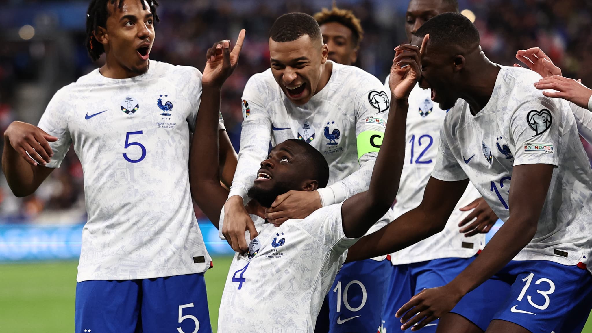 Mbappé aux premières loges pour féliciter Upamecano après son but Mbappé aux premières loges pour féliciter Upamecano après son but
