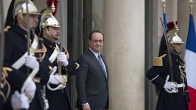 Le président français François Hollande le 30 mars 2015 sur le perron de l'Elysée à Paris