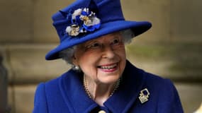 Photo prise le 12 octobre 2021 montrant la reine Elizabeth II souriant alors qu'elle quitte un service religieux donné à Westminster Abbey à Londres, en l'honneur du centenaire de la Légion britannique