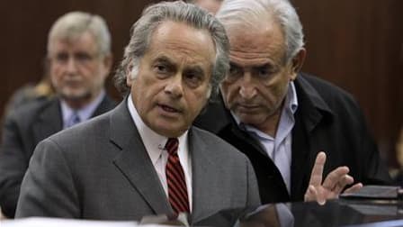 Dominique Strauss-Kahn lors de sa première comparution au tribunal, aux côtés de son avocat Benjamin Brafman. Une audience se tiendra jeudi pour examiner une demande de remise en liberté sous caution du directeur général du Fonds monétaire international.