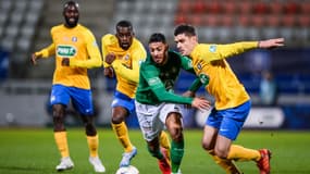 Denis Bouanga (ASSE) entouré par des joueurs d'Épinal, à Nancy le 13 février 2020
