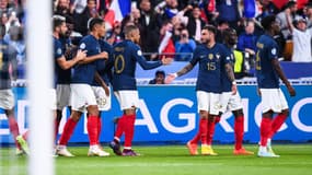 Jonathan Clauss félicite Kylian Mbappé face à l'Autriche