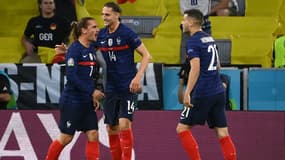 Le défenseur français Lucas Hernandez (R) célèbre avec le milieu de terrain français Adrien Rabiot (C) et l'attaquant français Antoine Griezmann lors de France-Allemagne à l'Euro à Munich, le 15 juin 2021