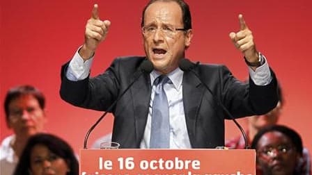 A deux jours du second tour de la primaire socialiste, qui devrait l'investir pour l'élection présidentielle, François Hollande se projette déjà vers 2012 en se posant en rassembleur de la gauche face aux attaques renouvelées de Martine Aubry. /Photo pris