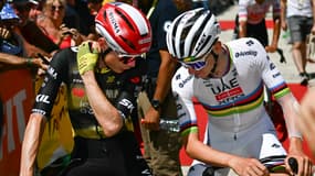 Jonas Vingegaard et Tadej Pogacar avant le départ de la 12e étape du Tour de France, le 17 juillet 2025
