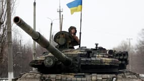 Char des forces armées ukrainiennes rejoignant sa position dans la région de Lugansk en Ukraine le 11 mars 2022