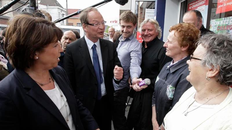 Martine Aubry (à gauche), aux côtés du candidat socialiste Philippe Kemel (au centre), dans une rue de Hénin-Beaumont. Le candidat socialiste Philippe Kemel rêve de tirer profit de la "guerre des Fronts" entre Marine Le Pen et Jean-Luc Mélénchon qui braqu