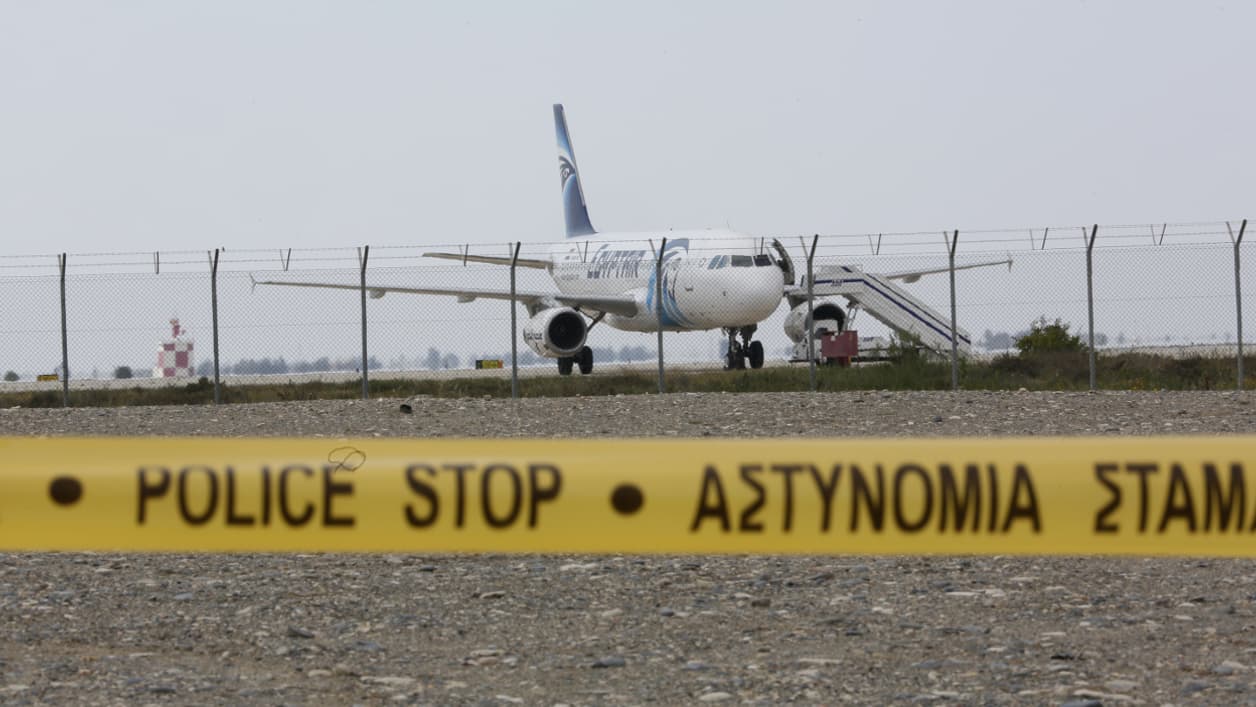 La police chypriote interdit toujours l'accès à l'aéroport de Larnaca, qui reste bouclé. La police chypriote interdit toujours l'accès à l'aéroport de Larnaca, qui reste bouclé.