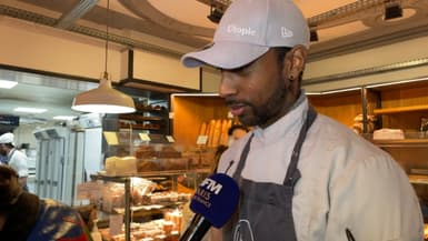 Xavier Netry, boulanger dont la baguette a été élue meilleure de Paris pour le concours 2024, le 26 avril 2024 dans sa boulangerie Utopie, dans le 11e arrondissement.