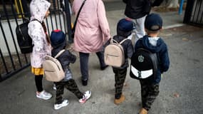 Sur cette photo d'illustration prise le 1er septembre 2020, des enfants portant des cartables arrivent à l'école élémentaire Clément Falcucci à Toulouse, le premier jour de la rentrée scolaire sur fond de résurgence de l'épidémie de Covid-19