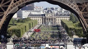 Sous la Tour Eiffel. Paris a conforté en 2011 sa place de première destination touristique mondiale avec une fréquentation hôtelière record de près de 37 millions de nuitées, selon l'Office du tourisme et des congrès de la capitale française. /Photo d'arc