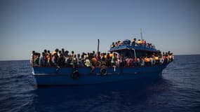 Des migrants attendent d'être secourus par le bateau l'Aquarius de l'ONG SOS méditerranée. 