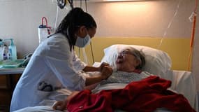 Une infirmière administre une dose du vaccin Pfizer-BioNtech contre le Covid-19 à une personne âgée au centre de gérontologie Antonin Balmes de Montpellier, le 4 janvier 2020