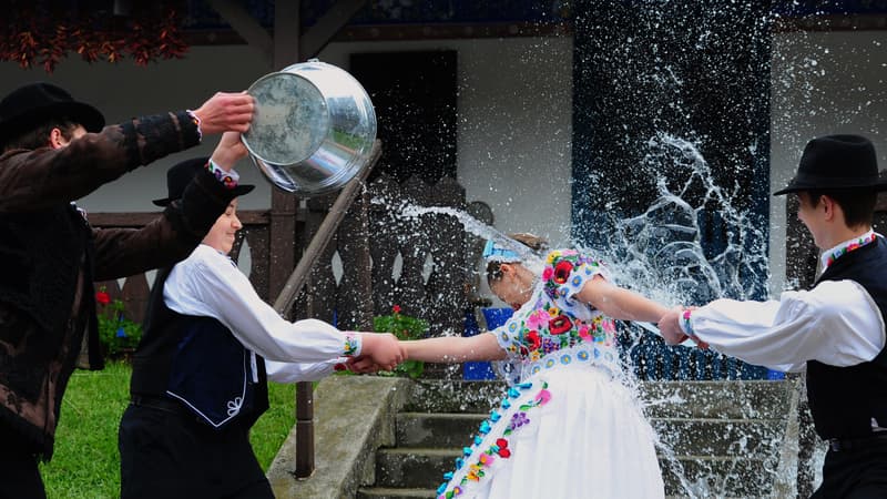 En Hongrie, la tradition veut que le lundi de Pâques, les garçons arrosent les filles.