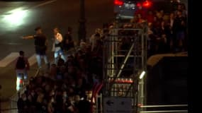 Les fans de Jean-Paul Belmondo lui rendent hommage toute la nuit aux Invalides