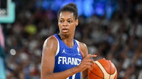 Valeriane Ayayi avec l'équipe de France féminine de basket, à Lille le 7 août 2024
