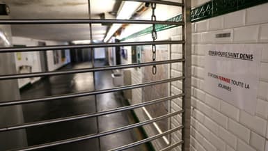 L'entrée d'une station de métro est fermée le 18 février 2022 à Paris en raison d'une grève à la RATP pour les salaires